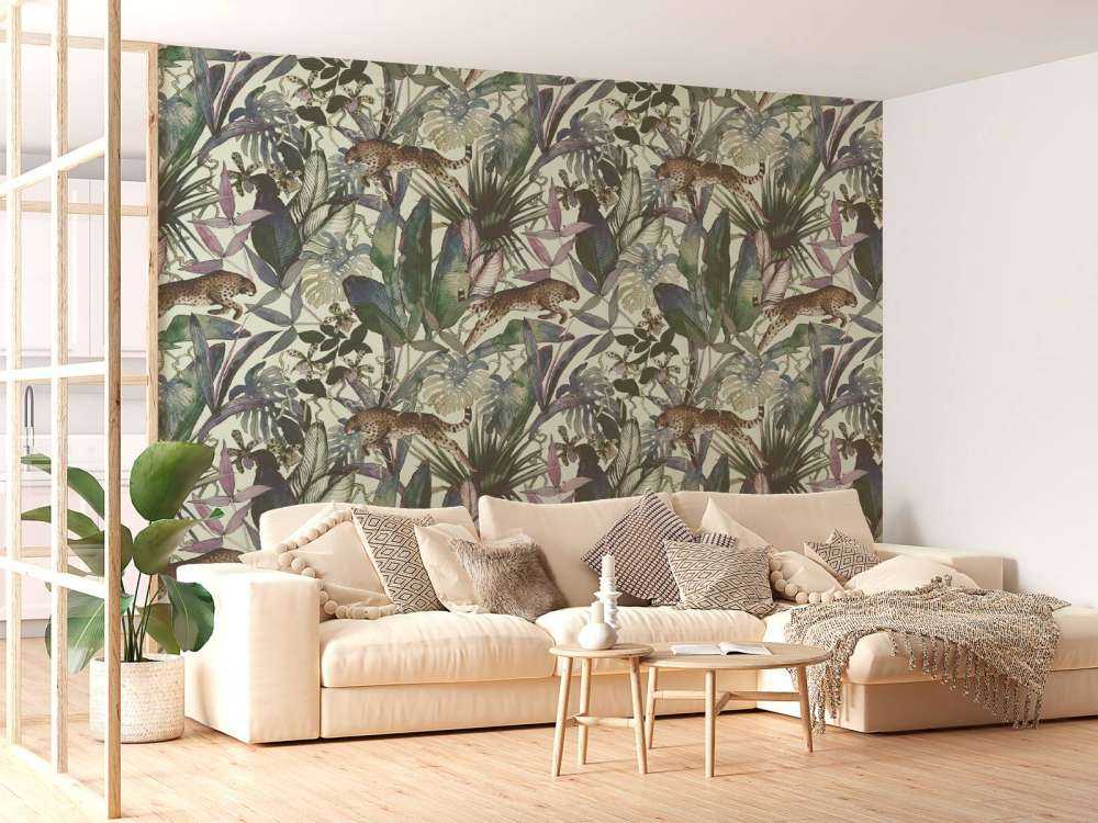 Ghepardo tra le foglie tropicali