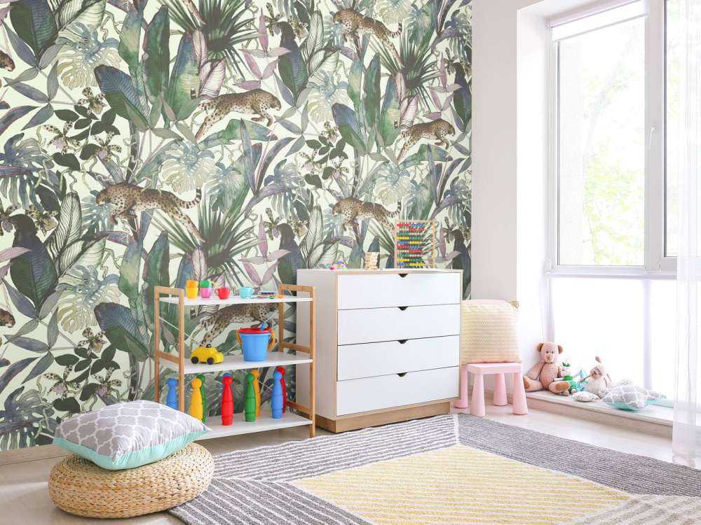 Ghepardo tra le foglie tropicali