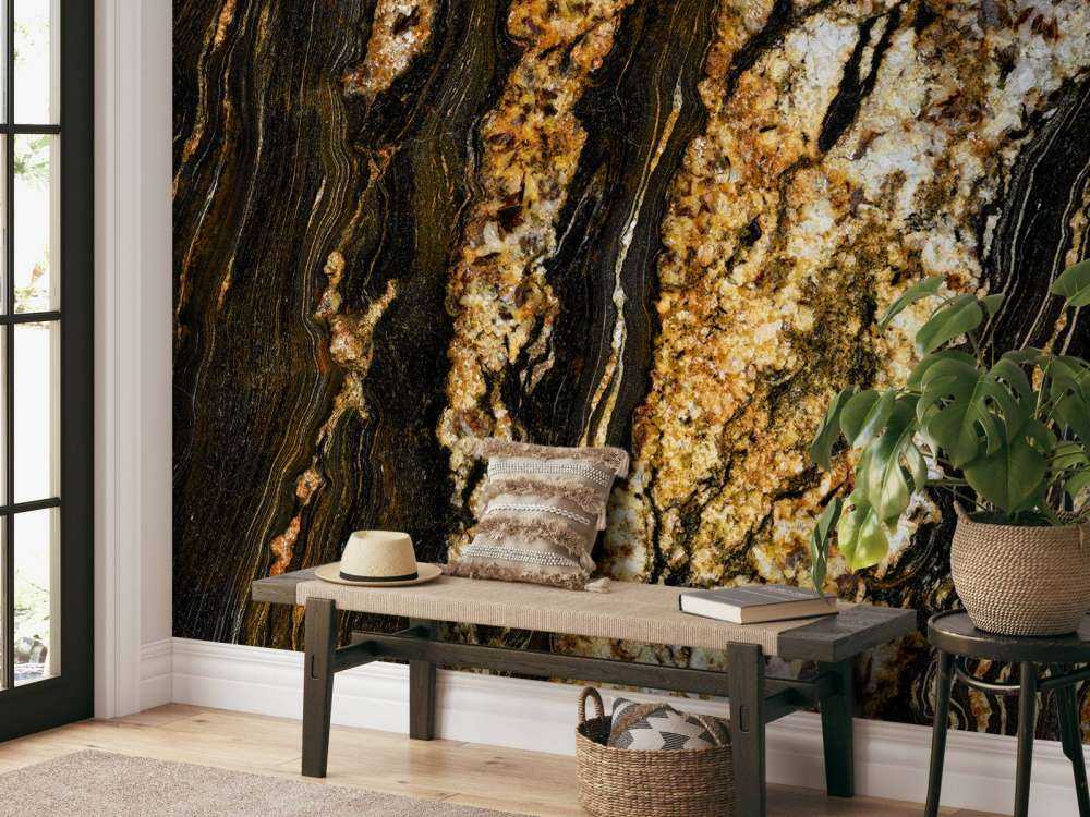 Marmo scuro con struttura dorata