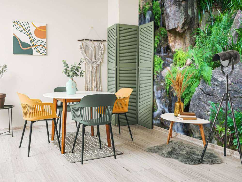 Cascata con piante tropicali