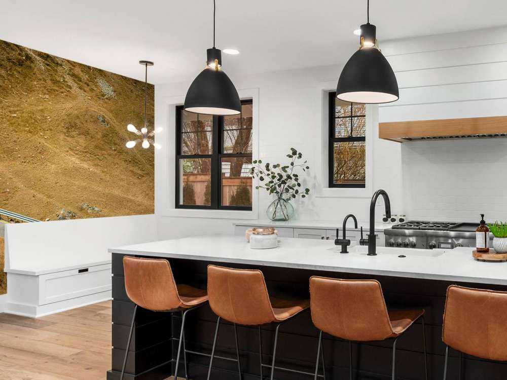 Audi R8 su una solitaria strada di montagna