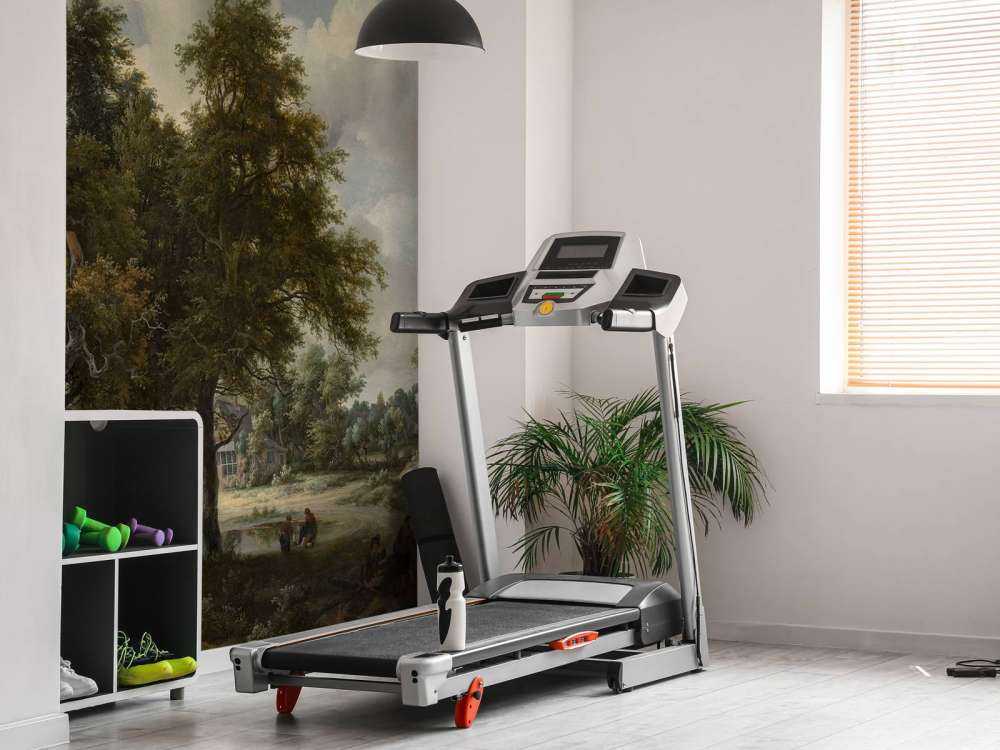 Paesaggio forestale con casali