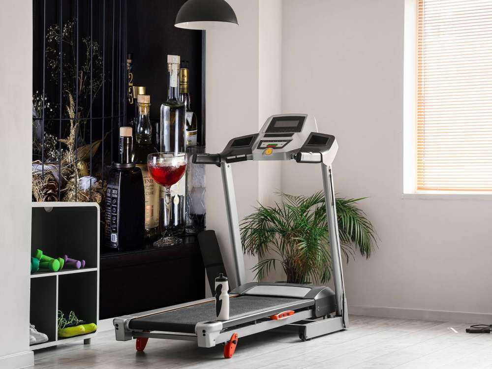 Natura morta con bottiglie per bevande