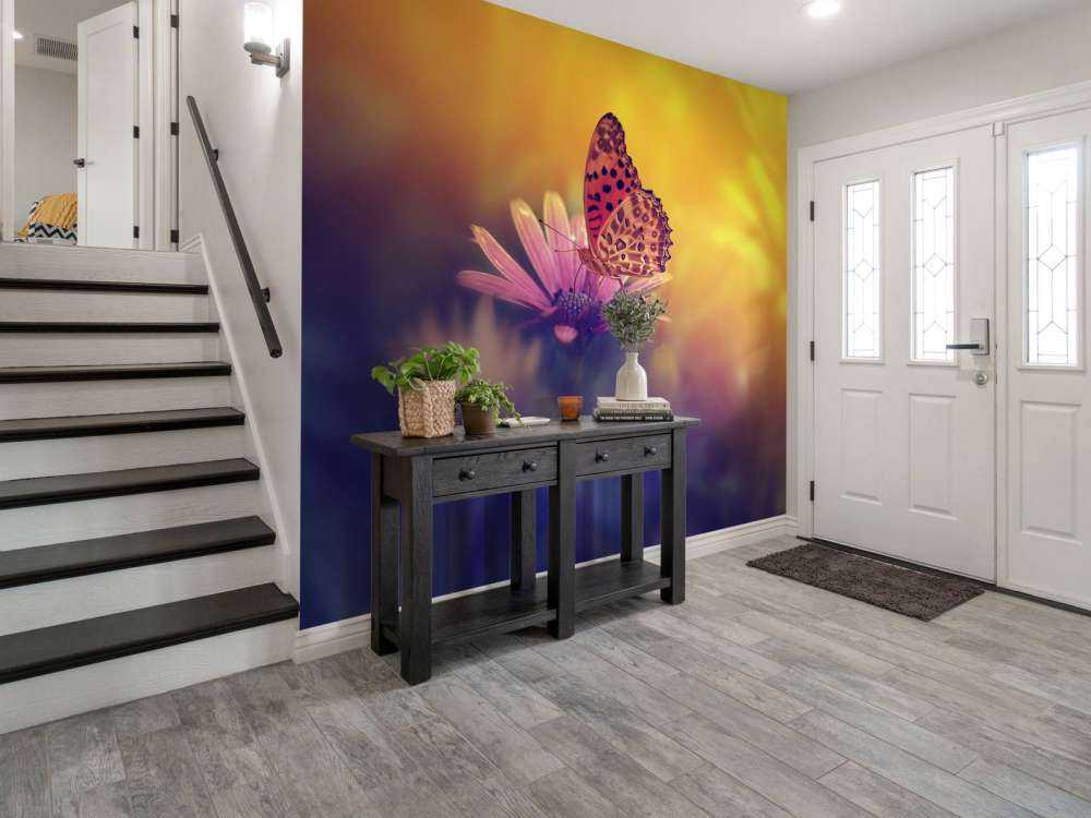 Farfalla rossa su fiore