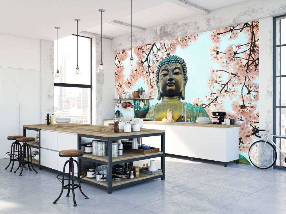 Buddha circondato da fiori di ciliegio