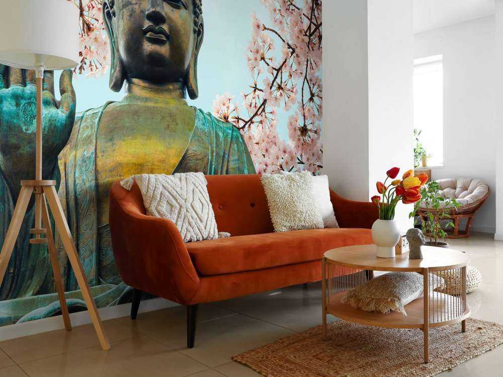 Buddha circondato da fiori di ciliegio