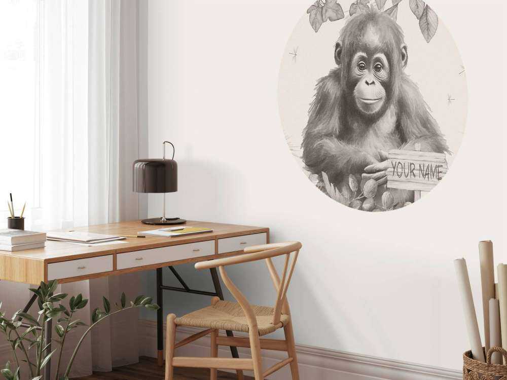 Cucciolo di orango nella giungla beige