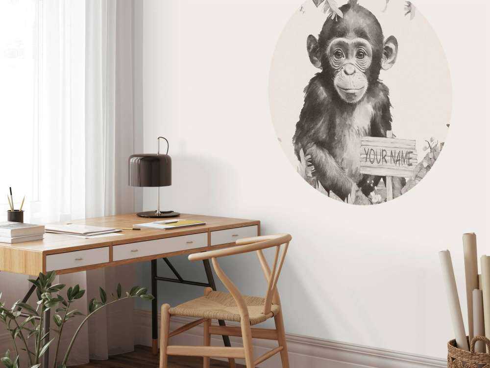 Baby scimpanzé nella giungla beige