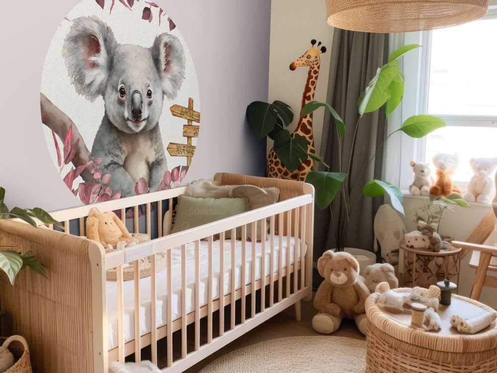 Baby koala nella giungla rosa