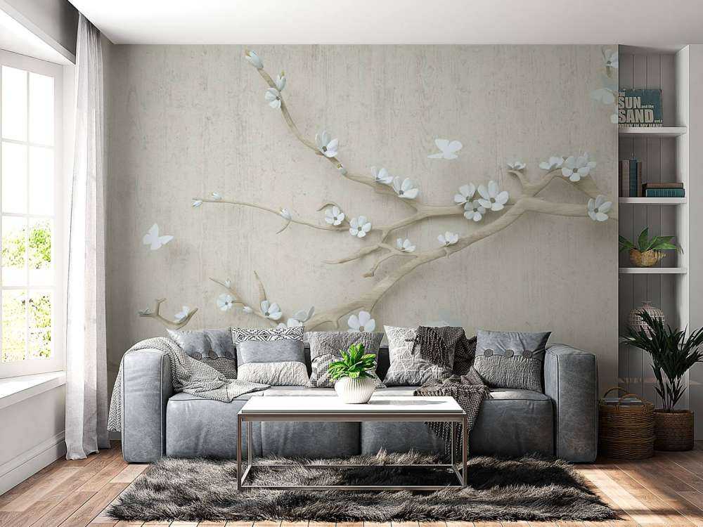 Rama con flores blancas sobre fondo de madera