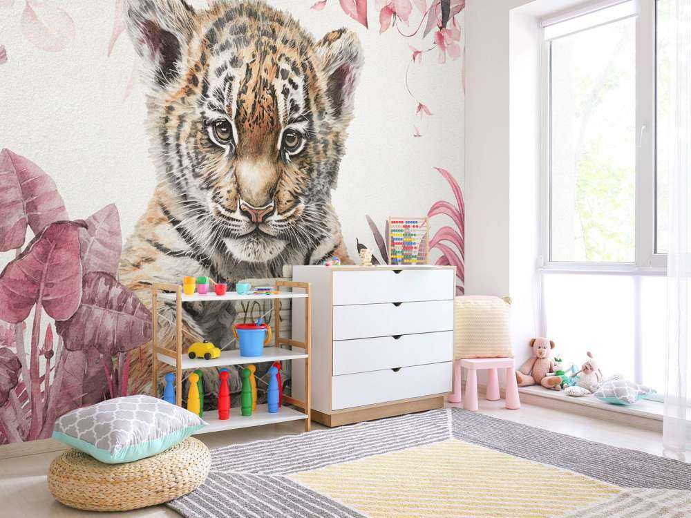 Tigre carina con piante rosa