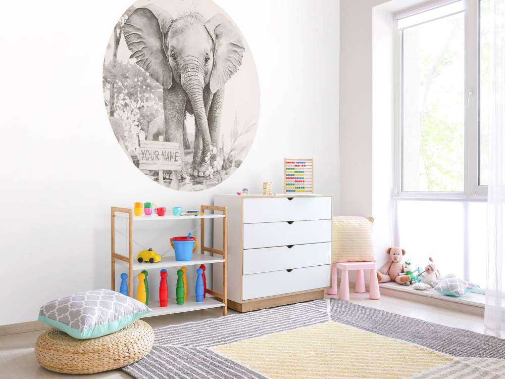 Baby elefante nella giungla beige