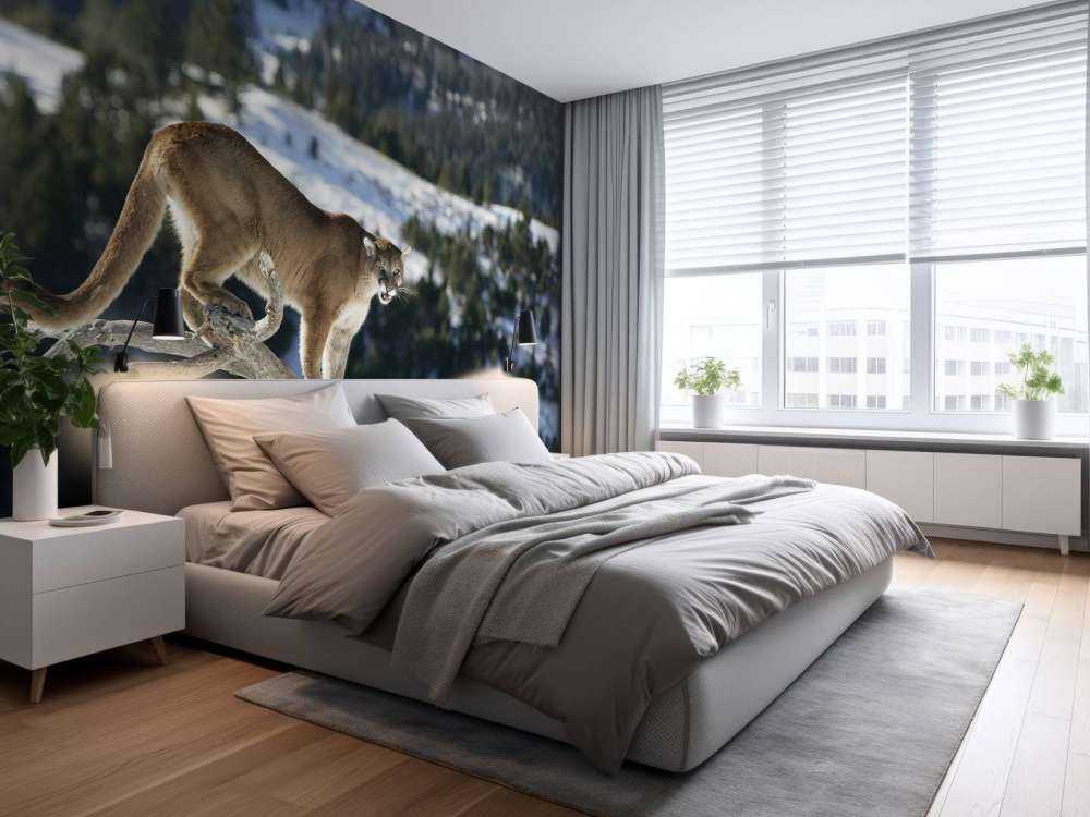 Leone di montagna su un albero morto