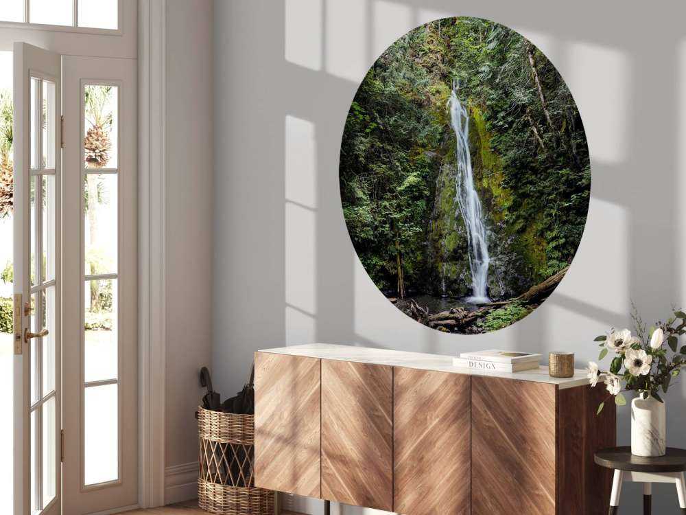 Cascata in un ambiente colorato 