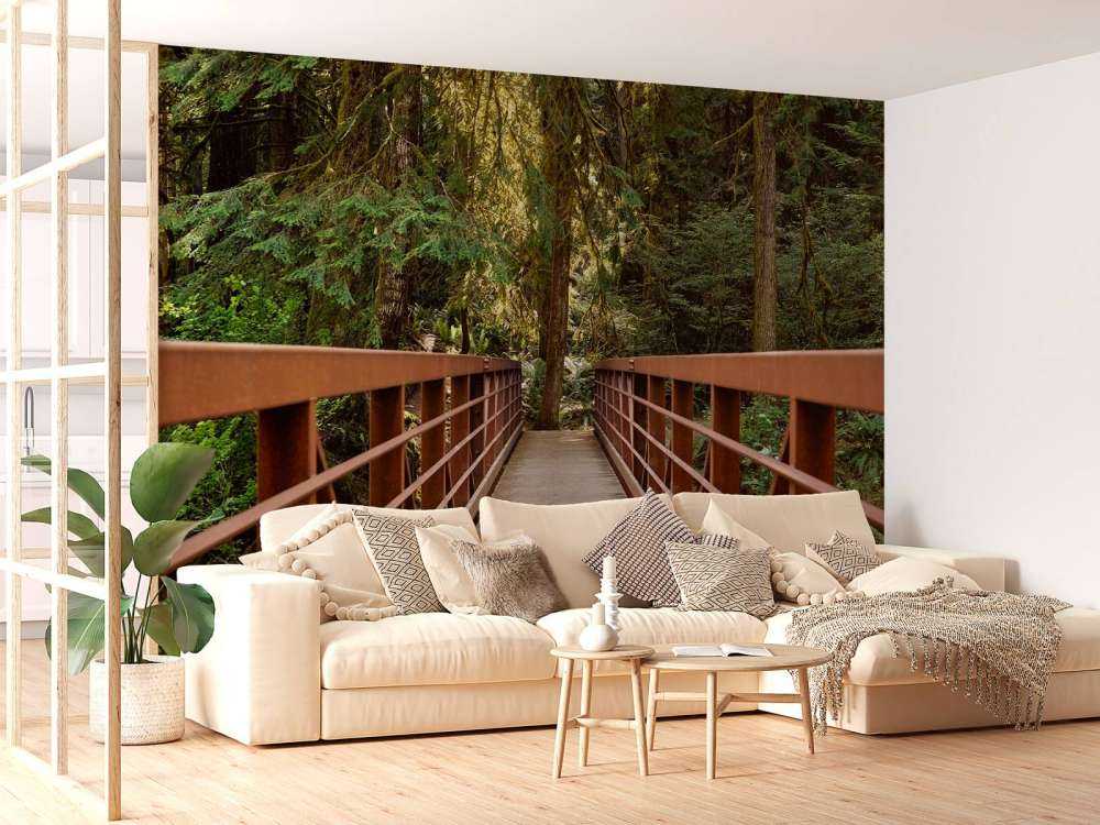 Ponte arrugginito nella foresta 