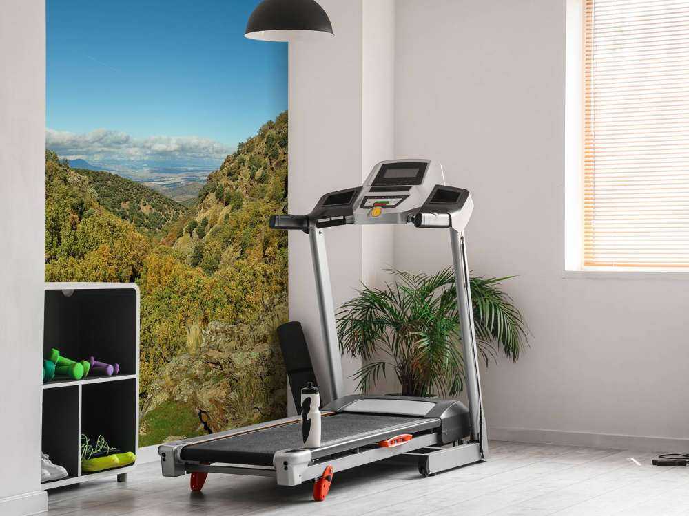 Guardando attraverso il paesaggio montano