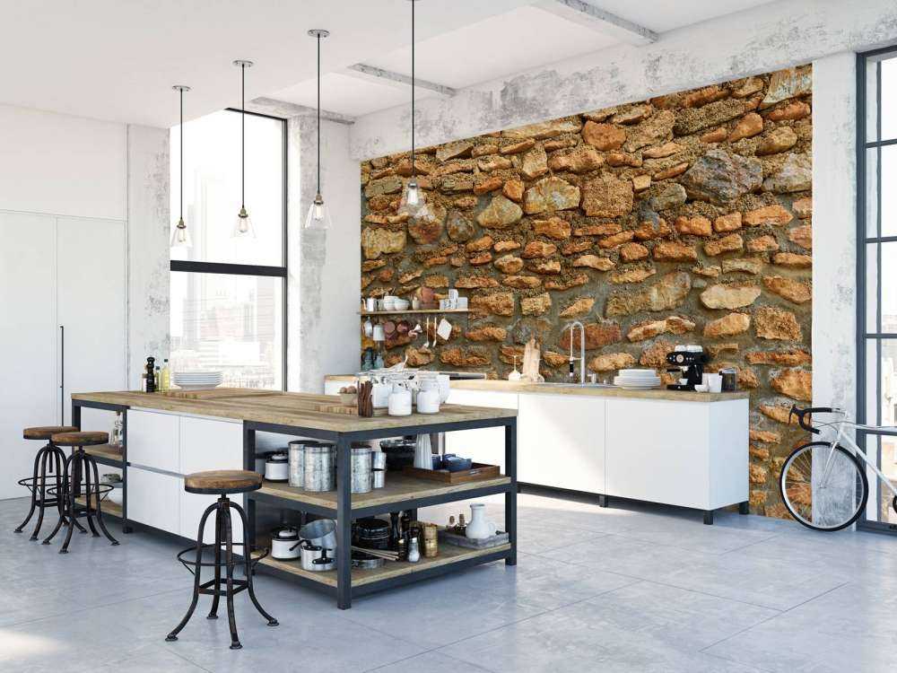 Grande parete con pietre grezze di diverse dimensioni