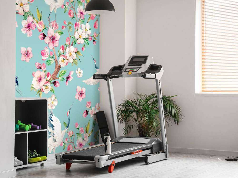 Gru tra i fiori rosa