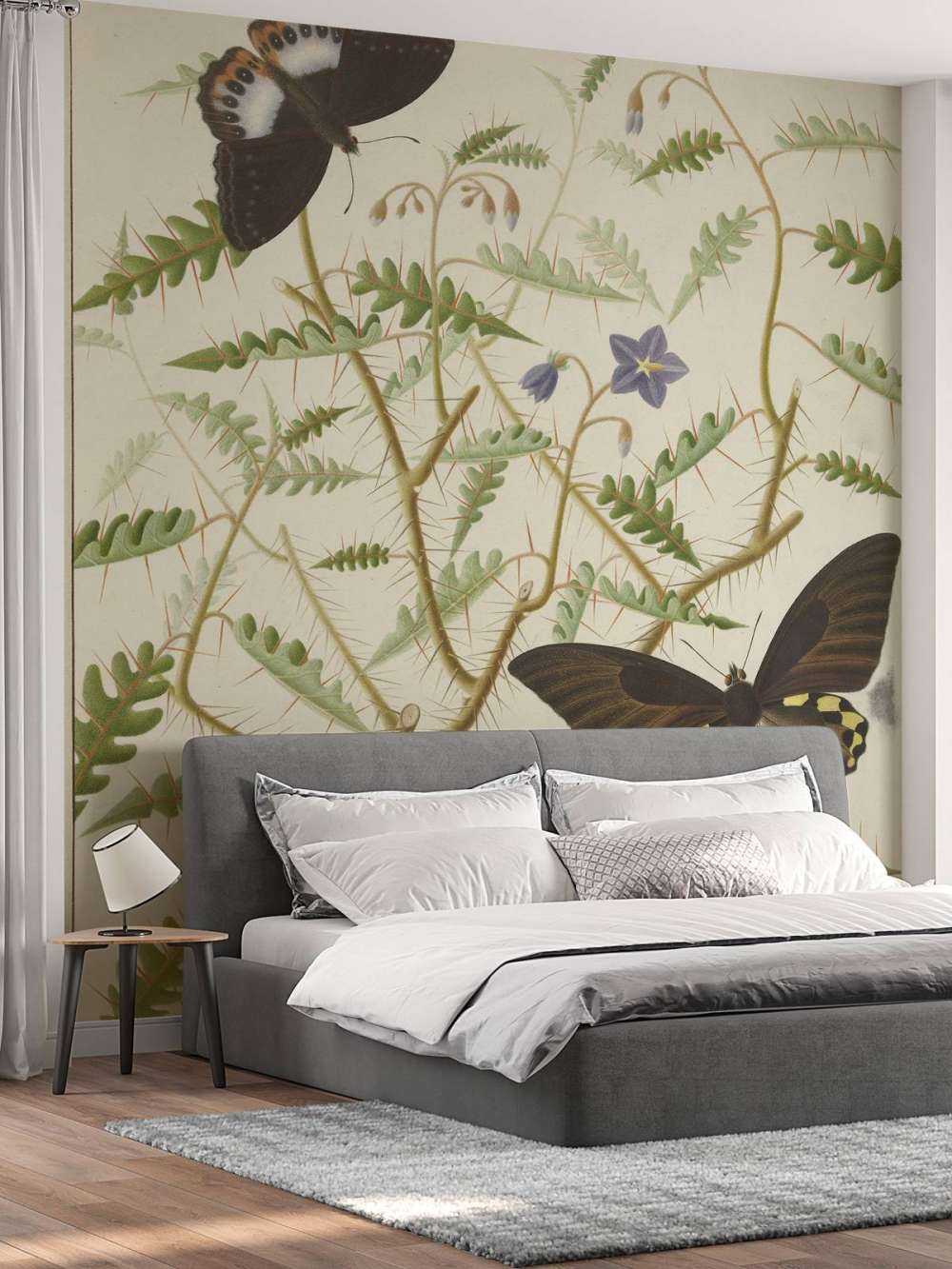 Un arbusto in fiore con due farfalle esotiche