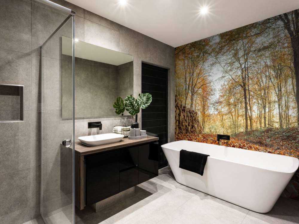 Tronchi d'albero in una foresta autunnale