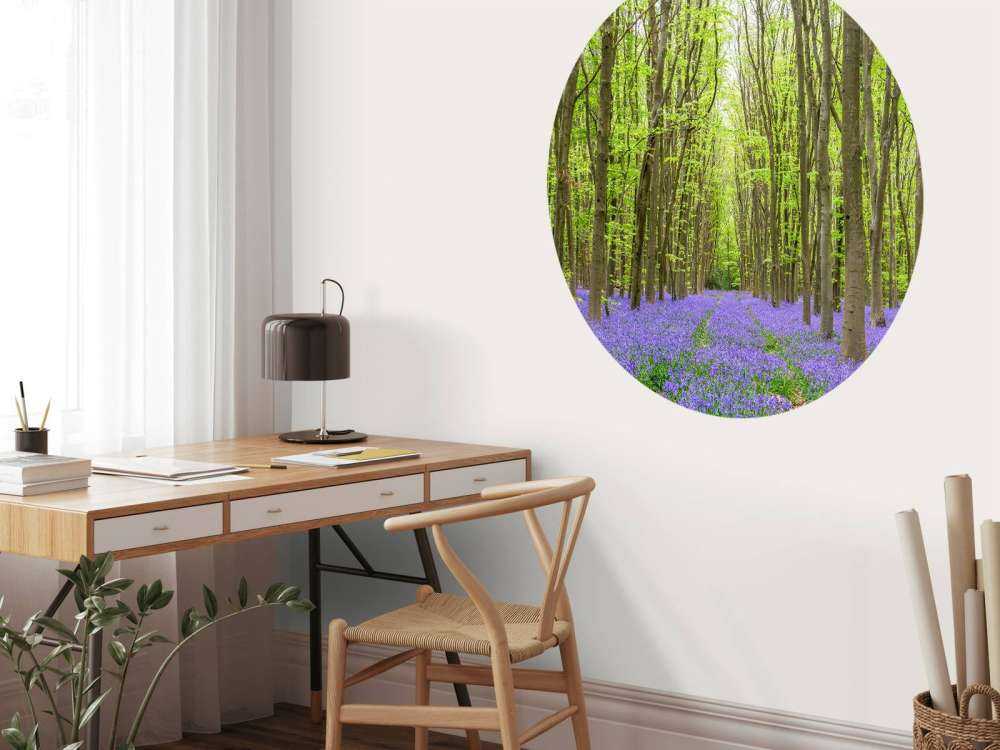 Tracce di pneumatici nella foresta