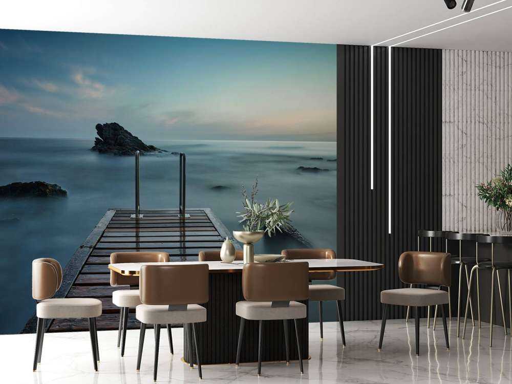 Molo di legno in riva al mare