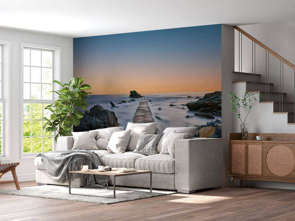 Molo su una riva rocciosa