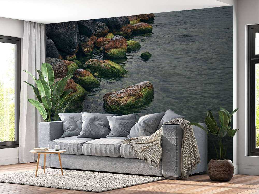 Rocce sul lago di montagna