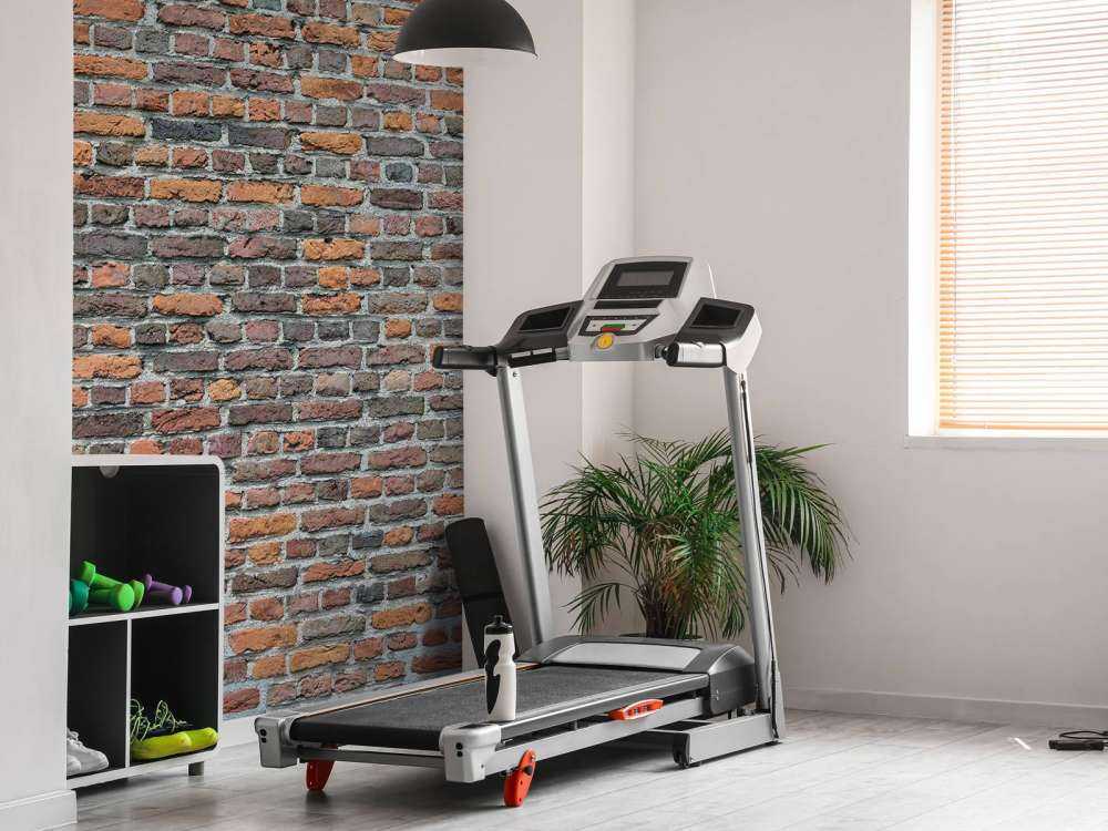 Vecchio muro di mattoni restaurato