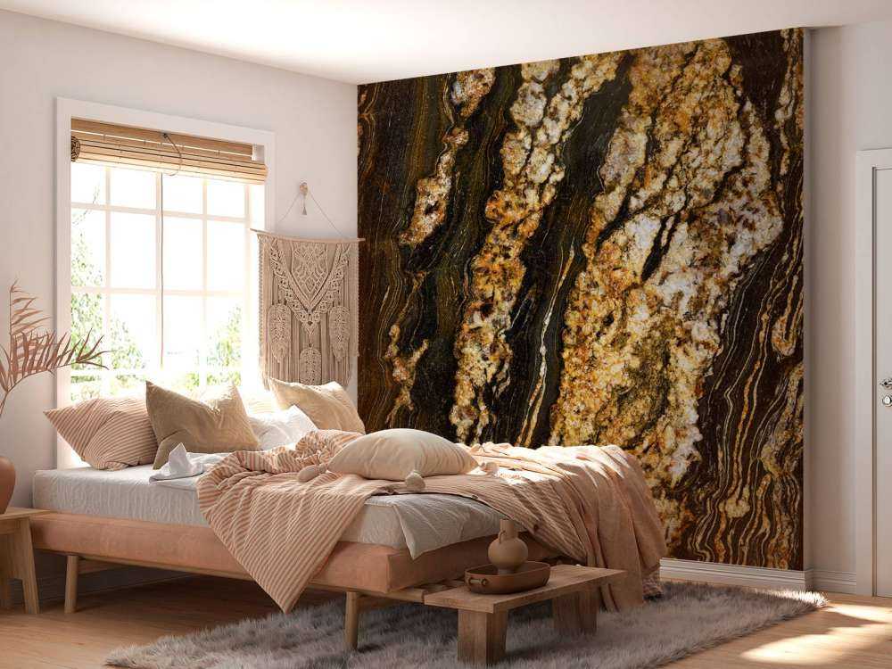 Marmo scuro con struttura dorata