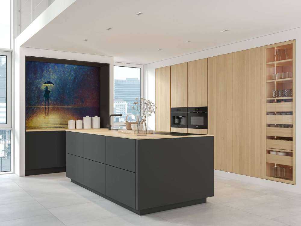 Ragazza sola sotto la pioggia