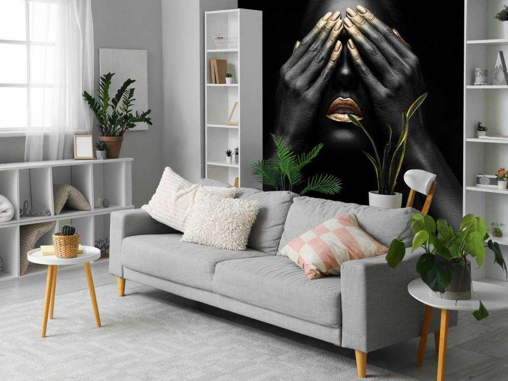 Donna con le mani davanti agli occhi