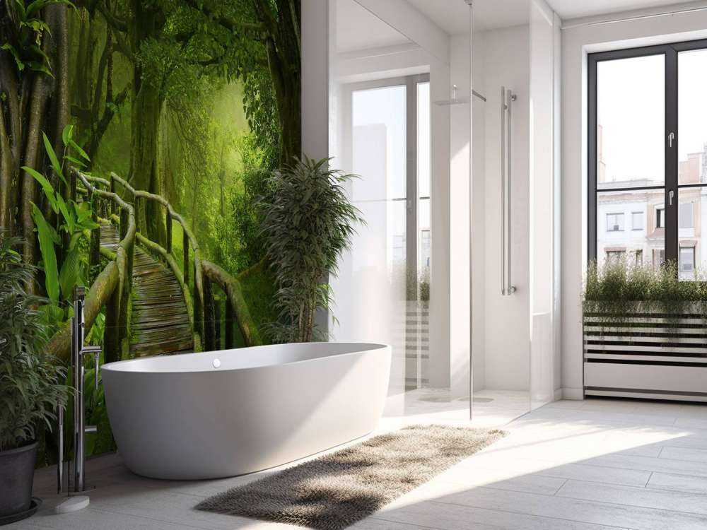 Ponte di legno attraverso una giungla verde