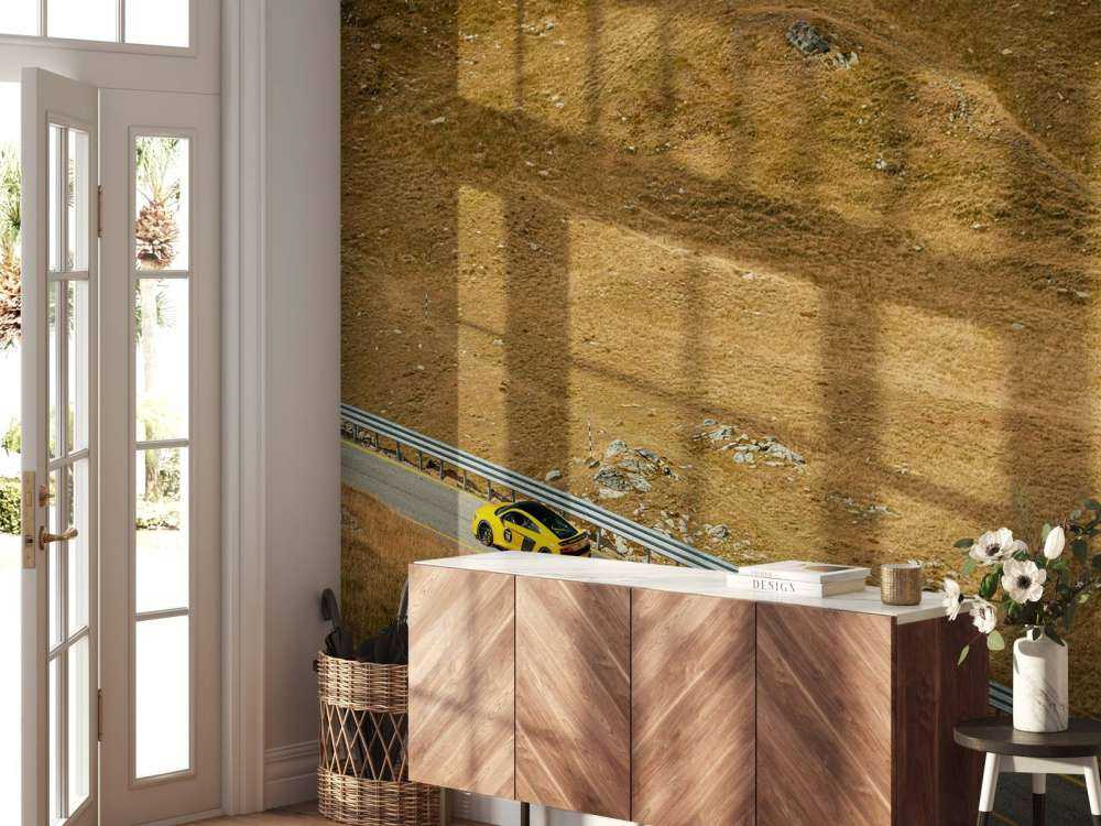 Audi R8 su una solitaria strada di montagna