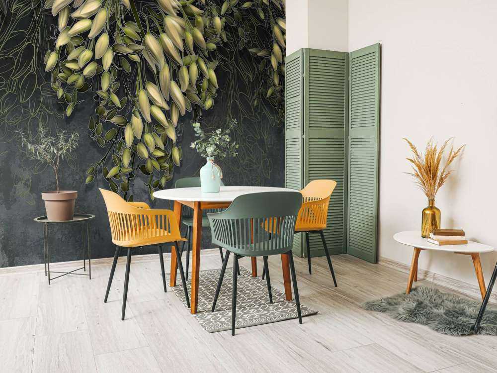 Cálices blancos sobre una estructura de hormigón gris oscuro