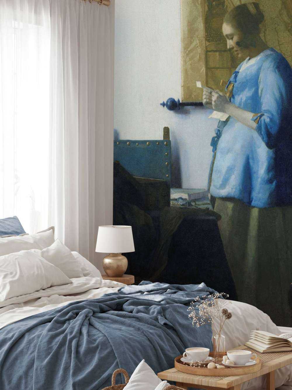 Donna che legge una lettera