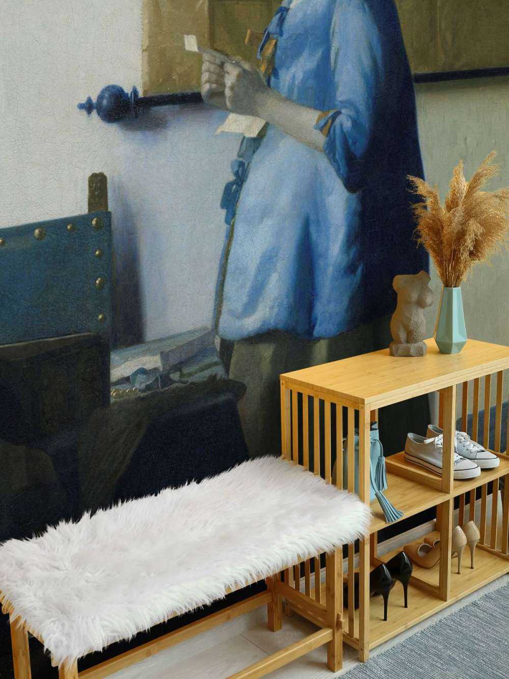 Donna che legge una lettera