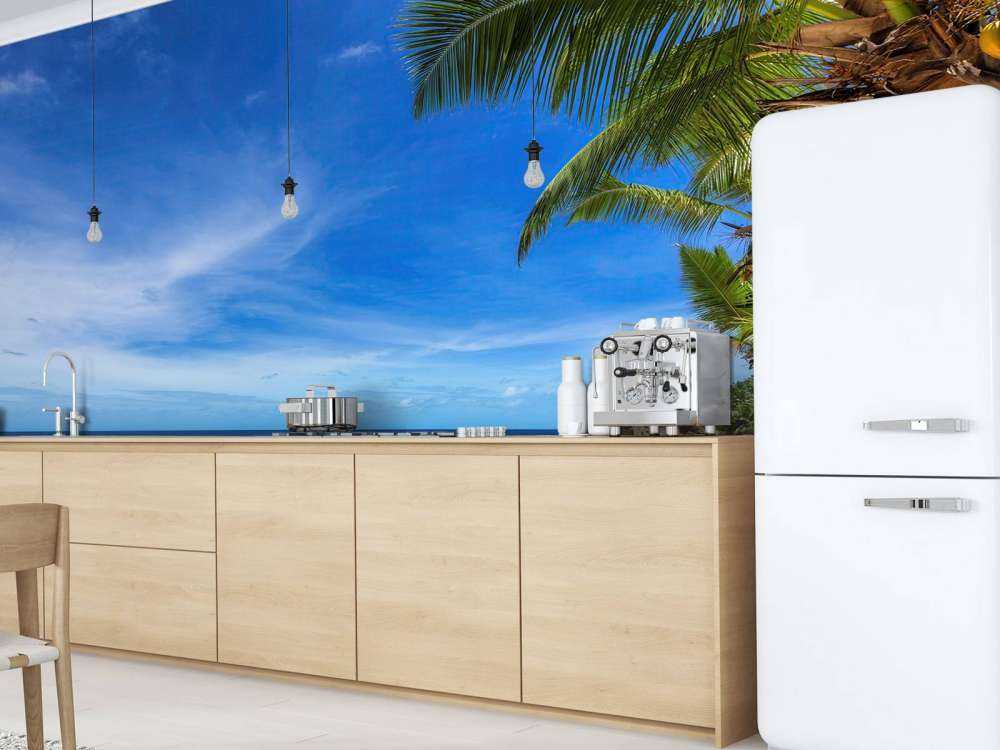 Spiaggia tropicale con palma