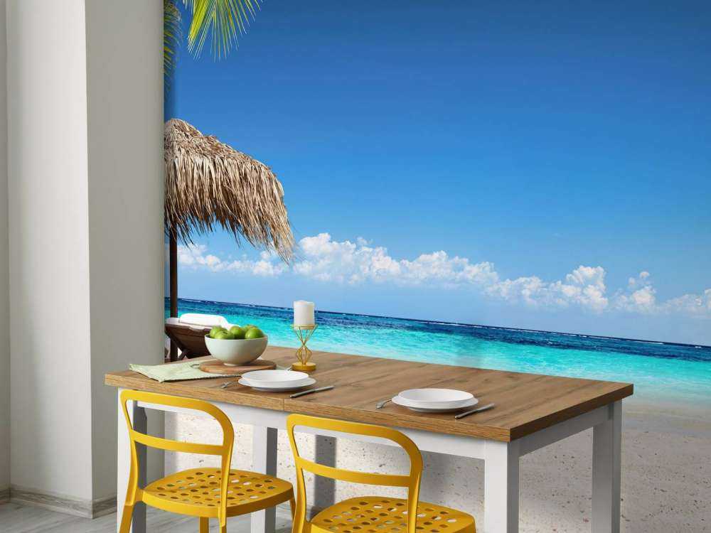 Sedie e ombrellone sulla spiaggia tropicale