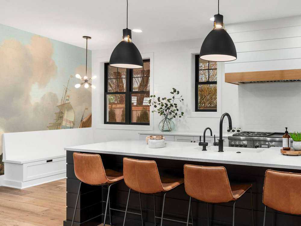 Mare roccioso con le navi