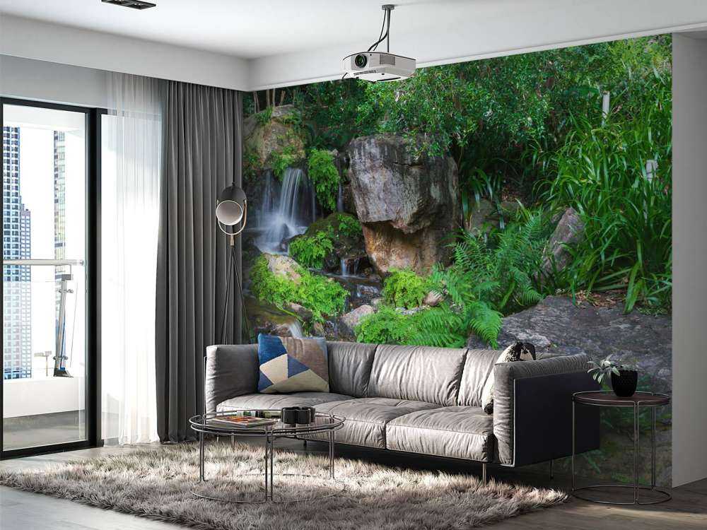 Cascata con piante tropicali