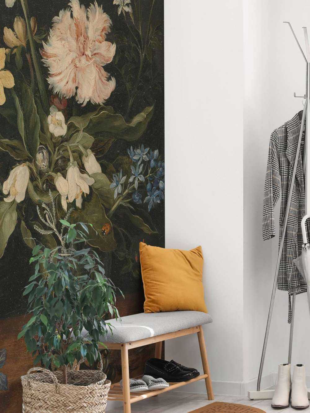 Natura morta con fiori in un bicchiere