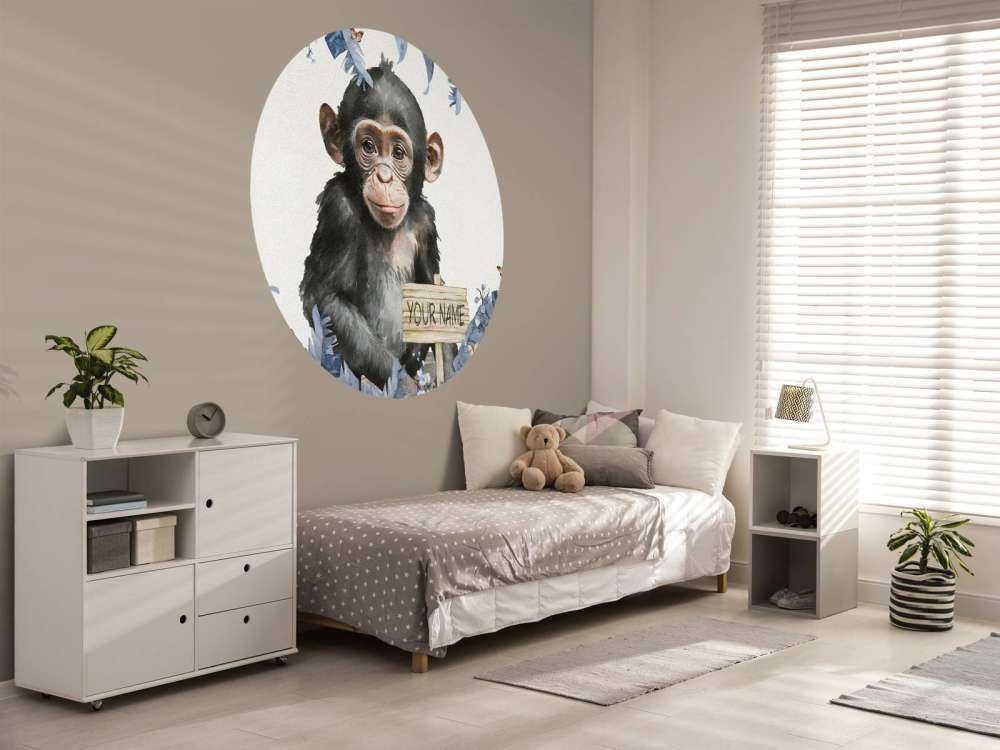 Baby scimpanzé nella giungla blu