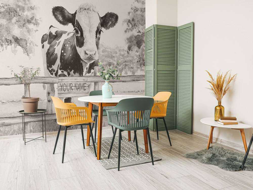 Baby mucca in un prato beige