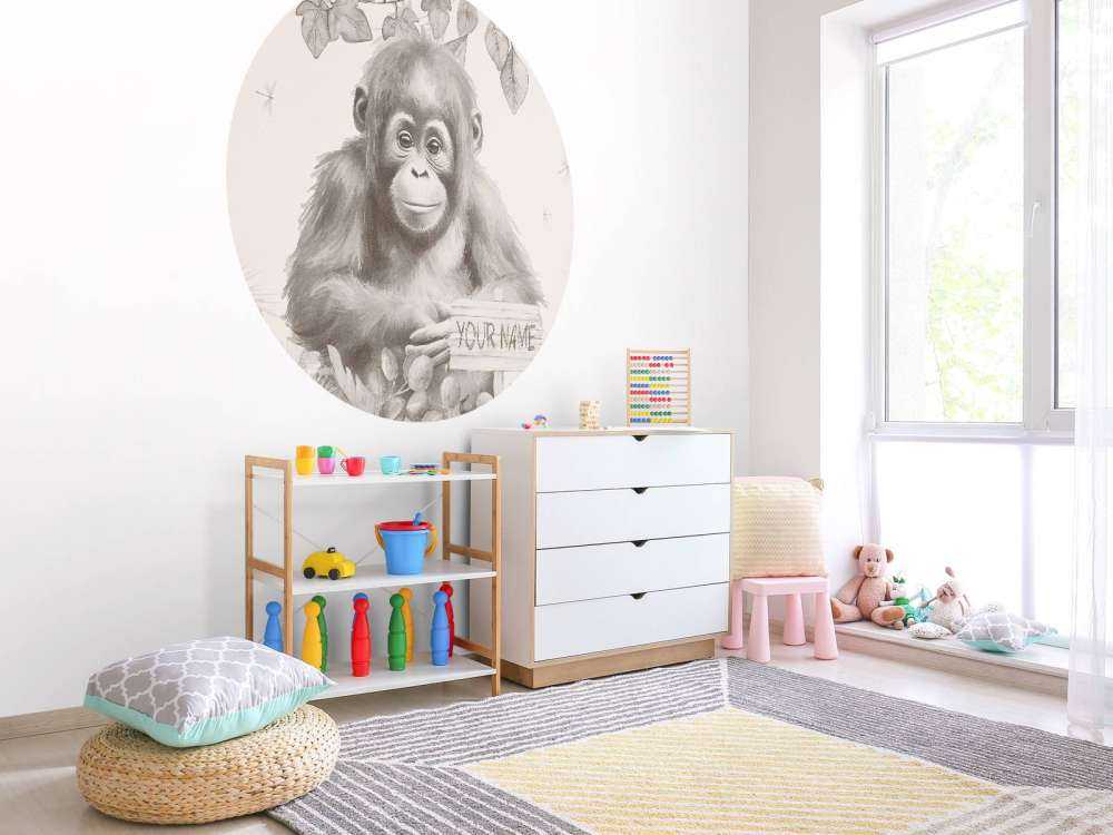 Cucciolo di orango nella giungla beige