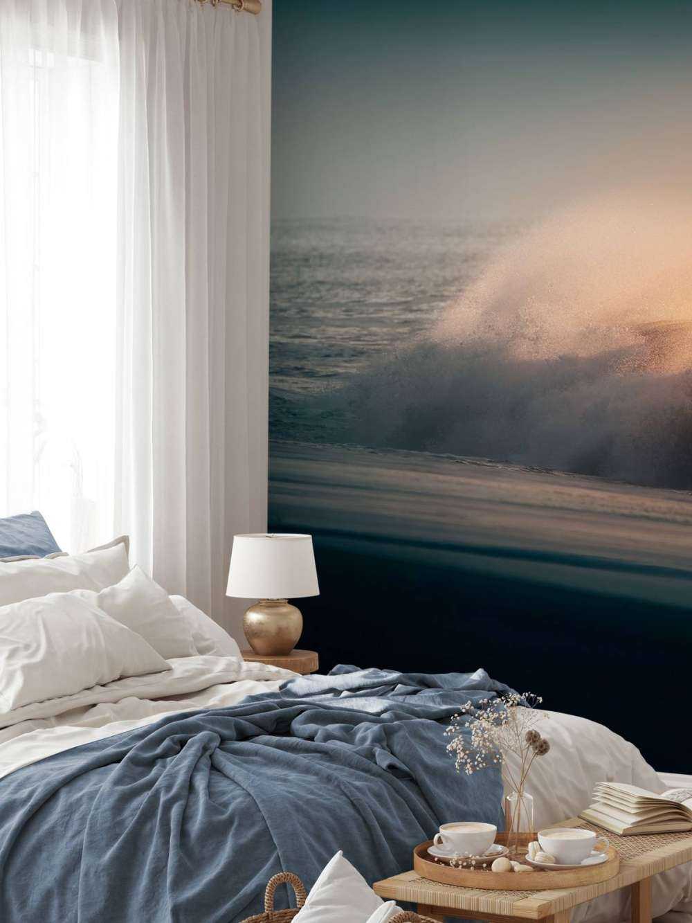 Onde che si infrangono sulla spiaggia