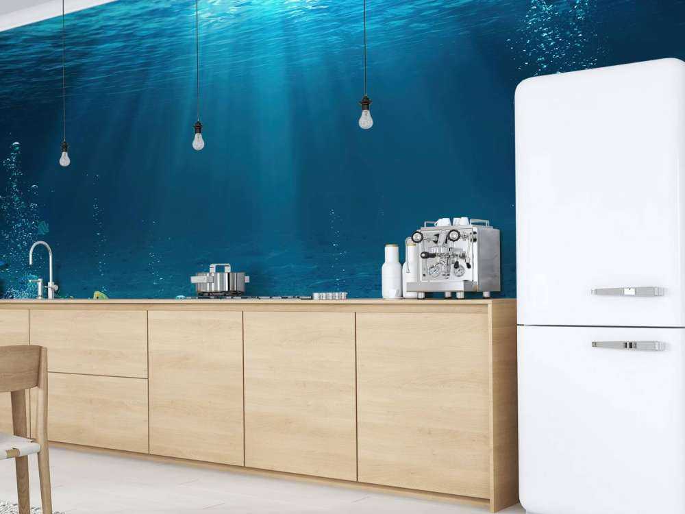 Raggi di sole attraverso l'acqua