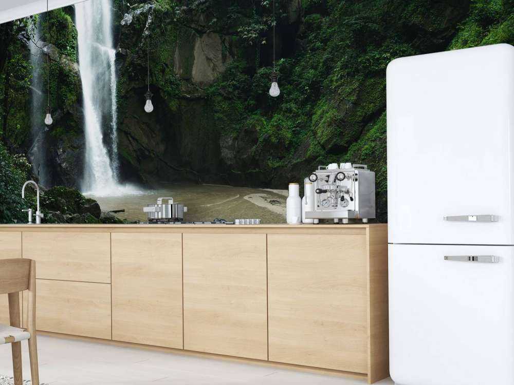 Cascata nella foresta profonda