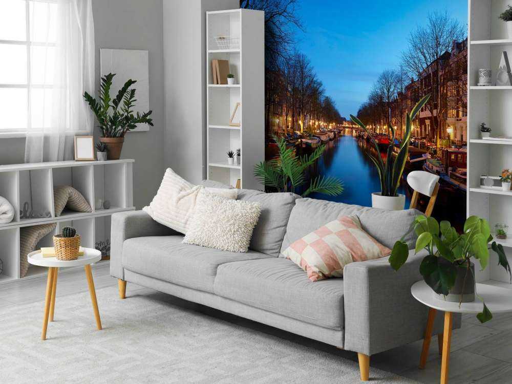 Case galleggianti lungo il canale illuminato