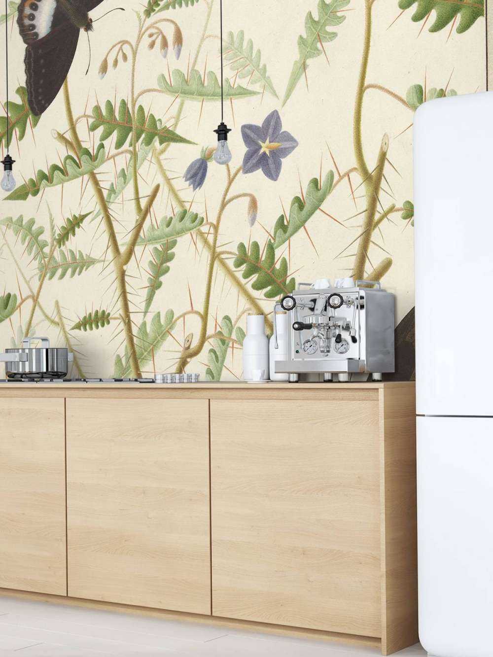 Un arbusto in fiore con due farfalle esotiche